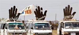 سودانيون يرفعون شعارات مؤيدة للانفصال على سياراتهم في جوبا 	افپ﻿