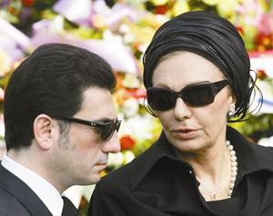 علي رضا بهلوي مع امه في ابريل 2005﻿