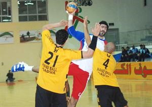محمد الغربللي يصوب الكرة بمضايقة لاعبي القادسية﻿﻿عادل يعقوب
﻿