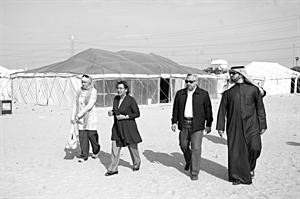 دموضي الحمود ودعبدالرزاق النفيسي ودعبدالله الكندري وصباح البحر خلال جولة في المخيم﻿