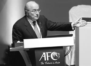 جوزيف بلاتر متحدثا خلال انتخابات الاتحاد الاسيوي لكرة القدم
