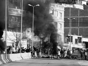 اشتباكات عنيفة بين الشرطة ومحتجين في الجزائر﻿