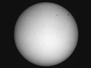 المحطة الفضائية الدولية لحظة عبورها امام الشمس 
﻿