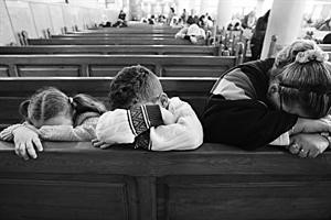 اطفال مسيحيون يبكون في الكنيسة بعد الجريمة