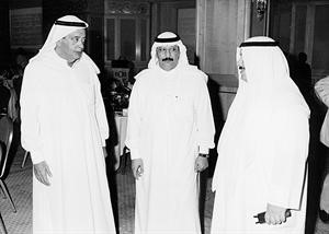 الراحل العم خالد يوسف المرزوق مع الشيخ محمد الجراح رئيس مجلس ادارة بنك الكويت الدولي﻿