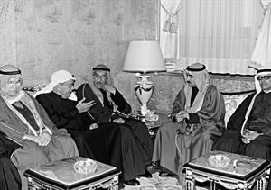 الراحل العم خالد يوسف المرزوق في احدى المناسبات ويبدو ناصر الروضان﻿