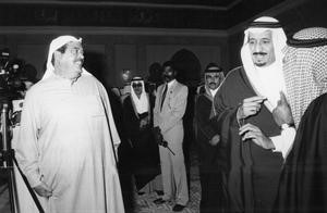 الفقيد العم خالد يوسف المرزوق مع صاحب السمو الملكي الامير سلمان بن عبد العزيز﻿