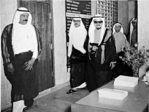 المغفور لهما باذن الله تعالى سمو الامير الراحل الشيخ جابر الاحمد والراحل العم خالد يوسف المرزوق اثناء افتتاح البنك التجاري﻿