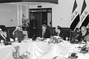 الزميل عدنان الراشد في حديث مع رئيس الوزراء العراقي بحضور السفير بحر العلوم﻿