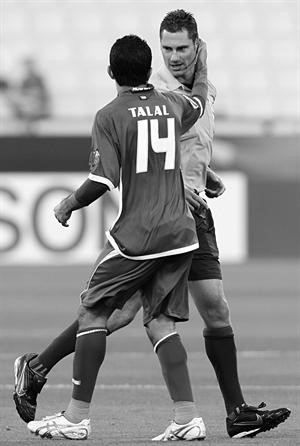 طلال العامر يداعب الحكم الاسترالي بنيامين وليامز الذي تسبب في خسارة الازرق من الصين الازرقكوم