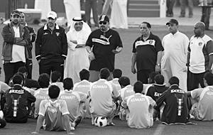 الشيخ طلال الفهد يتحدث للاعبين قبل التدريب امس 	الازرق كوم﻿
