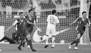 فرحة لاعب سورية عبدالرزاق الحسين تكررت مرتين امام السعودية	 افپ﻿