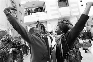 سودانيون جنوبيون يرقصون فرحا بانطلاق استفتاء تقرير المصير في احد مراكز التصويت في القاهرة افپ