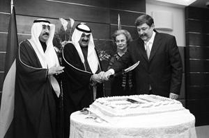 خالد الجارالله والسفير الشيخ علي العبدالله والسفير الروماني وحرمه يقطعون كيكة الاحتفال قاسم باشا