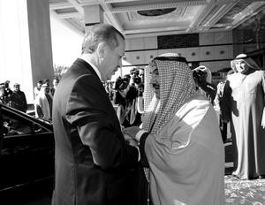 سمو رئيس مجلس الوزراء الشيخ ناصر المحمد مستقبلا رجب طيب اردوغان لدى وصوله
