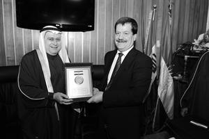 احمد بهبهاني يقدم درعا تذكارية لكمال كركوكي
