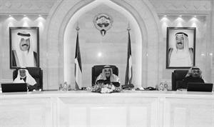 سمو رئيس مجلس الوزراء الشيخ ناصر المحمد مترئسا الاجتماع بحضور الشيخ دمحمد الصباح والمستشار راشد الحماد
