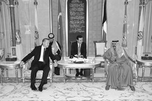 سمو ولي العهد الشيخ نواف الاحمد مستقبلا رئيس الوزراء التركي رجب طيب اردوغان