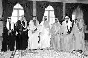 صاحب السمو الملكي الامير سلمان بن عبدالعزيز خلال لقائه السفير الشيخ حمد جابر العلي وفيصل القناعي ومنصور العجمي
