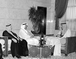 صاحب السمو الملكي الامير سلمان بن عبدالعزيز خلال لقائه السفير الشيخ حمد جابر العلي وفيصل القناعي