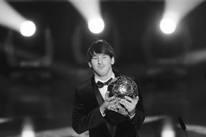 الارجنتيني ليونيل ميسي يحمل جائزة افضل لاعب في العالم للعام 2010 افپ﻿
