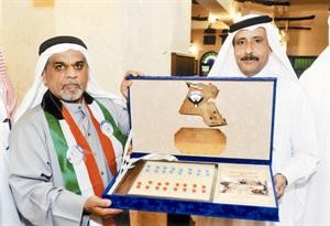 محمد السليطي وهارون الرويح يتبادلان الدروع
