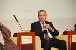 رجب طيب اردوغان متابعا وقائع اللقاء﻿