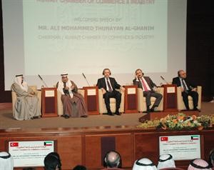 علي الغانم ورجب طيب اردوغان يتوسطان المنصة ويبدو مستشار ديوان رئيس الوزراء اسماعيل الشطي﻿﻿كرم ذياب﻿
