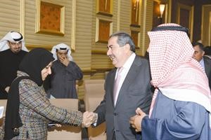 الزميلة في كونا منى ششتر مصافحة هوشيار زيباري﻿