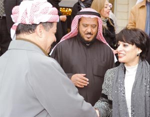 الزميلة ريم الوقيان تصافح رئيس اقليم كردستان العراق مسعود البارزاني ويبدو دوليد الحداد