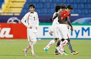 الحزن واضح على لاعبي البحرين بعد هزيمتهم امام كوريا الجنوبية	اپ﻿