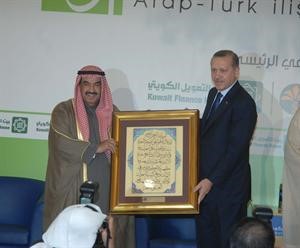 رجب طيب اردوغان يسلم لوحة تذكارية لسمو رئيس مجلس الوزراء الشيخ ناصر المحمد