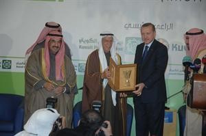 رئيس مجلس الادارة والعضو المنتدب لبيت التمويل الكويتي بدر المخيزيم يقدم درعا تذكارية لاردوغان سعود سالم