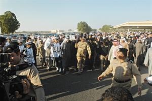 حشود من العسكريين والمواطنين يشاركون في تشييع الشهيد عبدالرحمن العنزي الى مثواه الاخير﻿