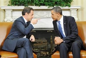 الرئيس الاميركي باراك اوباما يستمع الى الرئيس الفرنسي نيكولا ساركوزي في المكتب البيضاوي في البيت الابيض مساء امس الاول	افپ﻿
