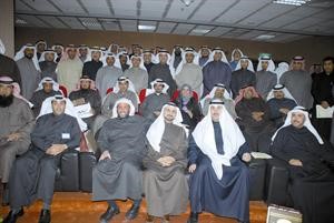 دفاضل صفر وفراج العرادة ومحمد العتيبي يتوسطون المكرمين
