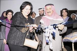 الشيخة نوف سالم العلي ودعبدالرضا اسيري خلال افتتاح المختبر
﻿