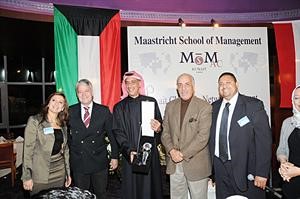 السفير الهولندي مكرما زياد محمد السنعوسي بحضور محمد السنعوسي

