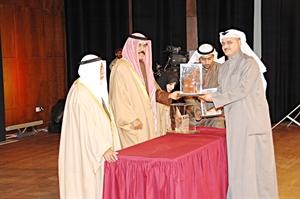 سمو ولي العهد الشيخ نواف الاحمد والمستشار الحماد خلال تكريم اياد الخرافي﻿