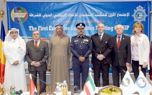 الفريق الشيخ احمد النواف متوسطا اعضاء المكتب التنفيذي﻿