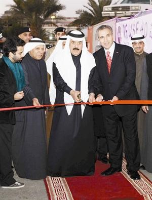 عبدالله الفارس مفتتحا المعرض