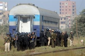 قوات الامن المصرية تحيط بالعربة التي شهدت حادثة اطلاق النار في المنيا امس الاولافپ﻿