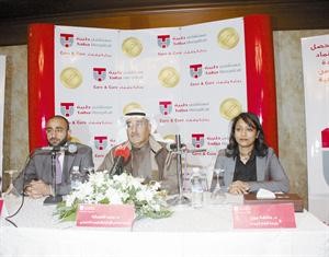 دسند الفضالة متوسطا راشد الفضالة وعائشة جون خلال المؤتمر الصحافي ﻿