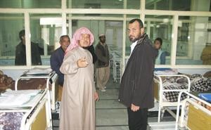 عبدالرحمن بن عقيل ومطلال العتيبي يزوران احد المستشفيات لتقديم المساعدة والادوية اللازمة
﻿