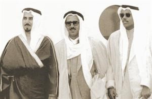 سمو الامير الراحل الشيخ جابر الاحمد رحمه الله مع صاحب السمو الامير الشيخ صباح الاحمد وسمو ولي العهد الشيخ نواف الاحمد