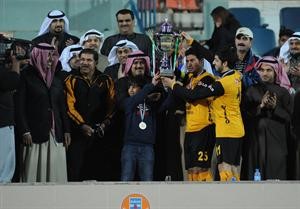 نهير الشمري يتسلم الكاس من مانع الحيان بحضور فواز الحساوي﻿﻿هاني الشمري﻿