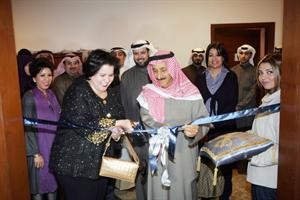 الشيخة نوف سالم العلي ودعبدالرضا اسيري خلال افتتاح المختبر
