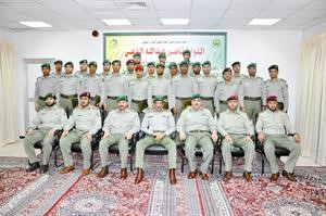 خريجو دورة المشاة في لقطة تذكارية مع اللواء الدعي﻿