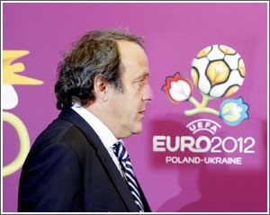 رئيس يويفا الفرنسي ميشيل بلاتيني يؤيد توزيع المباريات﻿