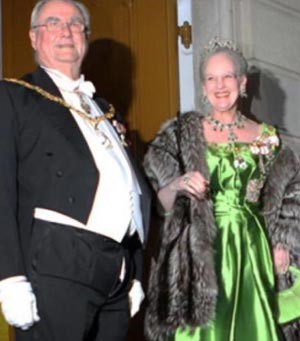 زوج ملكة الدنمارك ينسى إغلاق «سوستة» سرواله في حفل رسمي